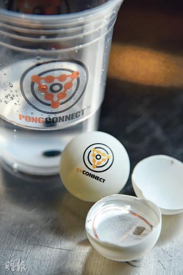 配合電子計分枱使用的乒乓球,其實每個都內置了一小片RFID標籤,並不是普通乒乓球。(黃志東攝) 配合電子計分枱使用的乒乓球,其實每個都內置了一小片RFID標籤,並不是普通乒乓球。(黃志東攝)