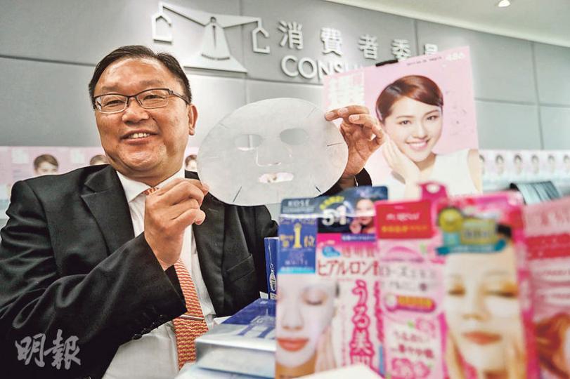 消委會測試40款保濕片裝面膜,發現最保濕的6款面膜中,4款的每片售價低於20元,而每片賣70至逾百元的四大名牌面膜,保濕效能反而只屬中下水平。消委會研究及試驗小組主席黃錦輝(圖)說,消費者可先買小量散裝面膜試用,以免購買過量不合用產品,造成浪費。(郭慶輝攝) 消委會測試40款保濕片裝面膜,發現最保濕的6款面膜中,4款的每片售價低於20元,而每片賣70至逾百元的四大名牌面膜,保濕效能反而只屬中下水平。消委會研究及試驗小組主席黃錦輝(圖)說,消費者可先買小量散裝面膜試用,以免購買過量不合用產品,造成浪費。(郭慶輝攝)