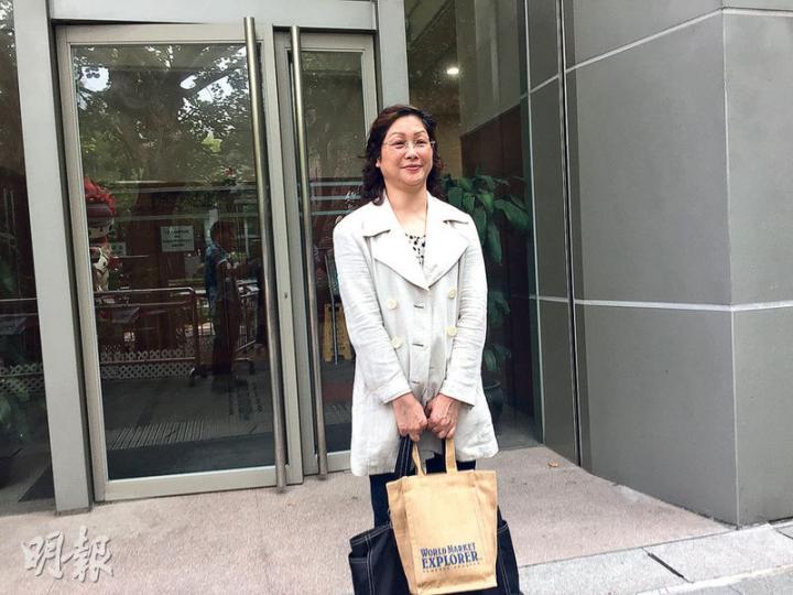 被裁定不小心駕駛罪罪成罰款的章婉和,昨提及兩名提供事發片段的校巴司機時一度感觸落淚。(凌沛恩攝) 被裁定不小心駕駛罪罪成罰款的章婉和,昨提及兩名提供事發片段的校巴司機時一度感觸落淚。(凌沛恩攝)