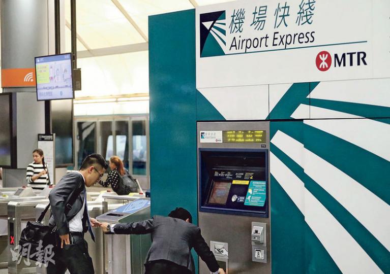 港鐵建議今年6月開始機場快線票價加價約一成,當中由香港站往機場站的成人八達通收費,將由目前100元加價至110元。(郭慶輝攝) 港鐵建議今年6月開始機場快線票價加價約一成,當中由香港站往機場站的成人八達通收費,將由目前100元加價至110元。(郭慶輝攝)