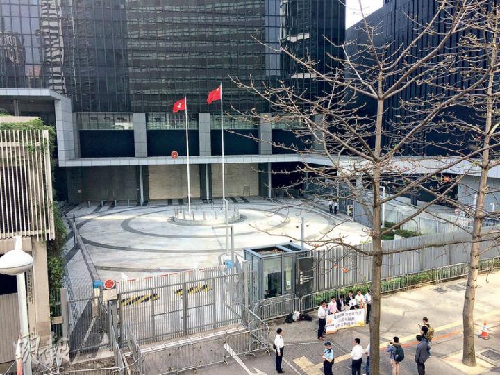 政府總部採門常開設計概念,東翼迴旋處(圖中)曾可供示威者使用,被民間團體形容為「公民廣場」,但2014年後政府封閉該處,門閘常關,團體只能在大閘外的行人路上示威請願。圖右下方是新民主同盟成員昨到廣場外請願,表達對將軍澳綠化地建屋的憂慮。(黃振豪攝) 政府總部採門常開設計概念,東翼迴旋處(圖中)曾可供示威者使用,被民間團體形容為「公民廣場」,但2014年後政府封閉該處,門閘常關,團體只能在大閘外的行人路上示威請願。圖右下方是新民主同盟成員昨到廣場外請願,表達對將軍澳綠化地建屋的憂慮。(黃振豪攝)