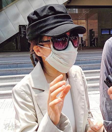 被告官女士(圖)在庭外預計勝訴有難度。(楊英傑攝) 被告官女士(圖)在庭外預計勝訴有難度。(楊英傑攝)