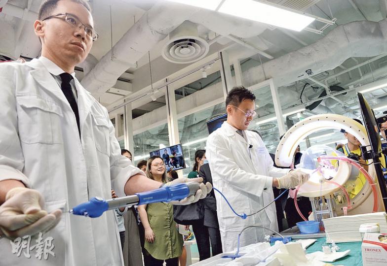 模擬系統利用3D打印技術製作出主動脈及瓣膜等,加上內置可轉動攝錄機的機械臂模擬X光效果,像真度極高,有助醫護人員多次練習TAVI手術。(劉焌陶攝)模擬系統中使用的主動脈瓣,利用矽膠及聚氨酯等材料,以3D技術打印,質感與真實的主動脈瓣相似。(劉焌陶攝) 模擬系統利用3D打印技術製作出主動脈及瓣膜等,加上內置可轉動攝錄機的機械臂模擬X光效果,像真度極高,有助醫護人員多次練習TAVI手術。(劉焌陶攝)模擬系統中使用的主動脈瓣,利用矽膠及聚氨酯等材料,以3D技術打印,質感與真實的主動脈瓣相似。(劉焌陶攝)