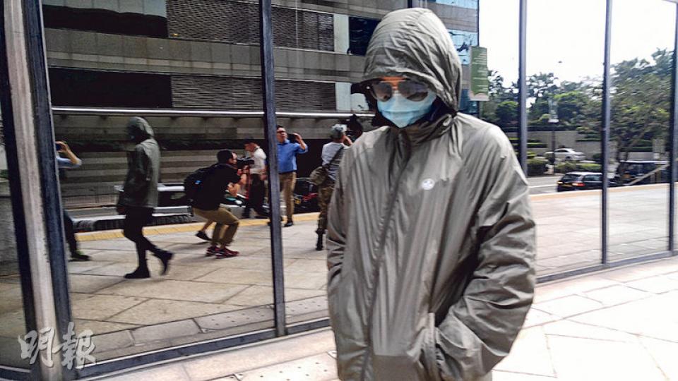 首被告朱柳英(圖)被控2項欺詐及1項企圖欺詐罪,分別涉及騙取3名家長的捐款。(楊英傑攝)次被告吳美全(圖)是洗鞋店東主,他被控兩項洗黑錢罪。(楊英傑攝) 首被告朱柳英(圖)被控2項欺詐及1項企圖欺詐罪,分別涉及騙取3名家長的捐款。(楊英傑攝)次被告吳美全(圖)是洗鞋店東主,他被控兩項洗黑錢罪。(楊英傑攝)