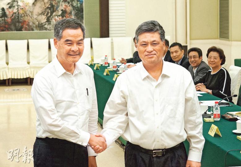 特首梁振英(左)昨率領35人訪問團,開展一連3日考察粵港澳大灣區行程。他們與廣東省長馬興瑞(右)會面。(陳奕勤攝) 特首梁振英(左)昨率領35人訪問團,開展一連3日考察粵港澳大灣區行程。他們與廣東省長馬興瑞(右)會面。(陳奕勤攝)