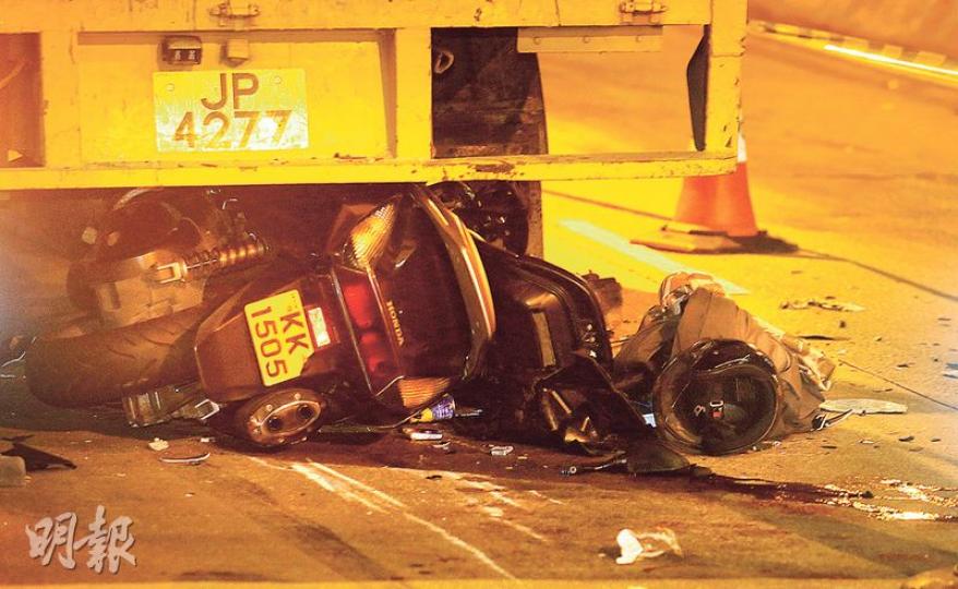 「綿羊仔」電單車直撞箭嘴燈車後連人帶車剷入車底,鐵騎士一度被困,由消防救出送院,終告不治。(伍浦鋒攝)奪命車禍位置為東區走廊東行近柴灣公園對開,該處鄰近公路盡頭,限制時速剛由70公里減為50公里。事發時工程箭嘴燈車停泊慢線,有亮起指示燈號。(伍浦鋒攝) 「綿羊仔」電單車直撞箭嘴燈車後連人帶車剷入車底,鐵騎士一度被困,由消防救出送院,終告不治。(伍浦鋒攝)奪命車禍位置為東區走廊東行近柴灣公園對開,該處鄰近公路盡頭,限制時速剛由70公里減為50公里。事發時工程箭嘴燈車停泊慢線,有亮起指示燈號。(伍浦鋒攝)