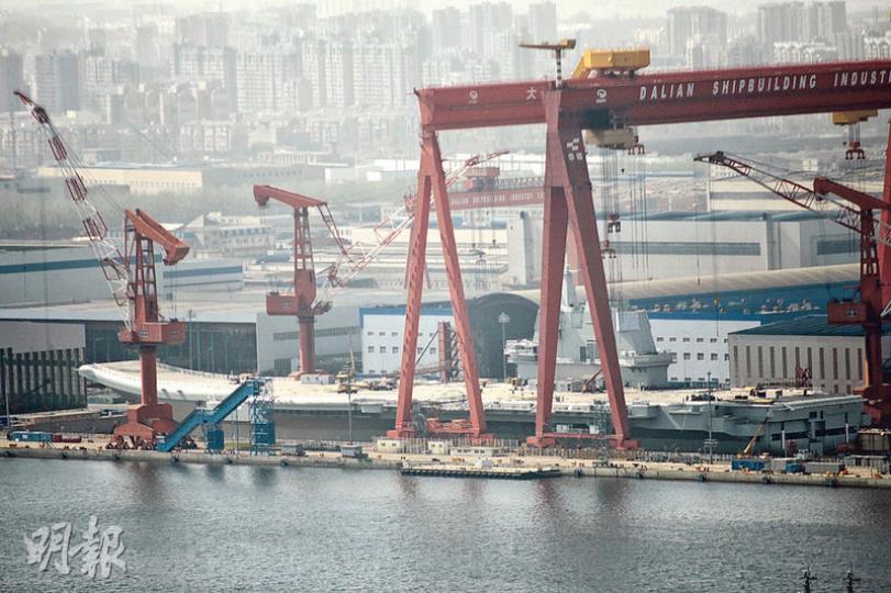 遠望大連造船廠的首艘國產航母,舺板上的雜物似已基本清理乾淨。(明報記者攝) 遠望大連造船廠的首艘國產航母,舺板上的雜物似已基本清理乾淨。(明報記者攝)