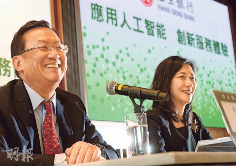 恒生將推出兩個聊天機械人服務,分別針對信用卡服務同一般銀行服務查詢。圖為零售銀行及財富管理業務主管關穎嫺(右)及數碼銀行主管杜琪滔。(劉焌陶攝) 恒生將推出兩個聊天機械人服務,分別針對信用卡服務同一般銀行服務查詢。圖為零售銀行及財富管理業務主管關穎嫺(右)及數碼銀行主管杜琪滔。(劉焌陶攝)