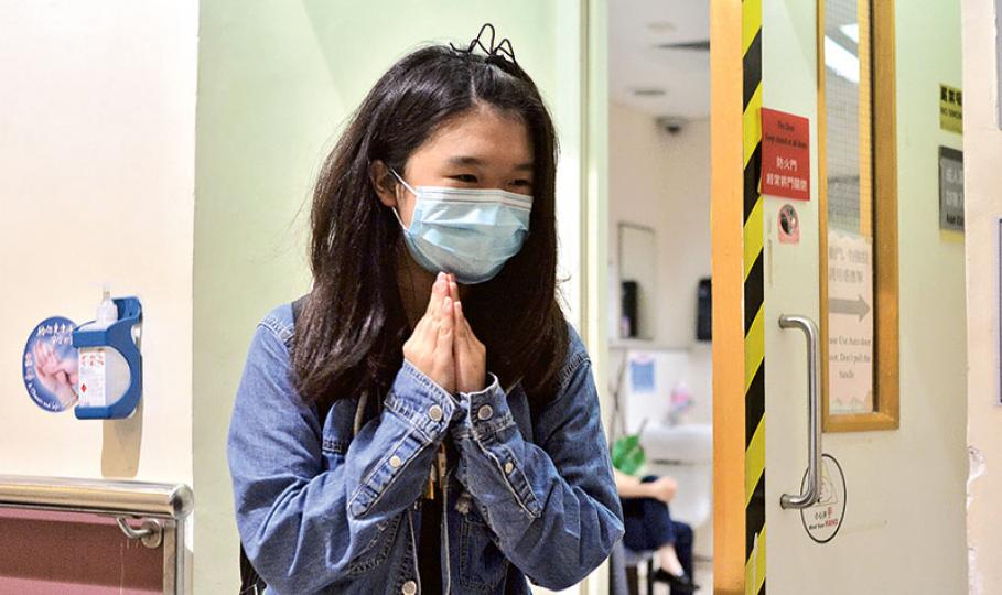43歲急性肝衰竭鄧桂思昨早11時開始接受第二次肝移植手術,其女兒Michelle(圖)昨感謝早前捐出活肝的阿甄及腦死亡病人捐肝,讓母親可延續生命。(馮凱鍵攝) 43歲急性肝衰竭鄧桂思昨早11時開始接受第二次肝移植手術,其女兒Michelle(圖)昨感謝早前捐出活肝的阿甄及腦死亡病人捐肝,讓母親可延續生命。(馮凱鍵攝)