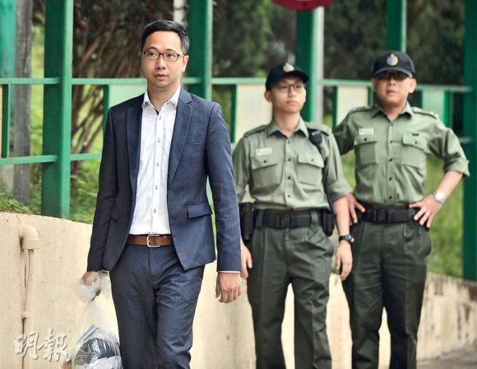公民黨前成員曾健超(左)昨早刑滿出獄,約有20多名支持者到場迎接,包括社福界立法會議員邵家臻和社民連立法會議員梁國雄。曾健超精神飽滿,但明顯多了白髮,他表示,出獄後會與家人食飯見面。(馮凱鍵攝) 公民黨前成員曾健超(左)昨早刑滿出獄,約有20多名支持者到場迎接,包括社福界立法會議員邵家臻和社民連立法會議員梁國雄。曾健超精神飽滿,但明顯多了白髮,他表示,出獄後會與家人食飯見面。(馮凱鍵攝)