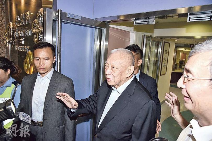 前特首董建華昨日在G4(左)等陪同下現身瑪麗醫院,被傳媒拍得趟在病牀上,他其後步出醫院,稱自己是到醫院做身體檢查。(鍾炳然攝) 前特首董建華昨日在G4(左)等陪同下現身瑪麗醫院,被傳媒拍得趟在病牀上,他其後步出醫院,稱自己是到醫院做身體檢查。(鍾炳然攝)