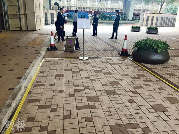 記者噚日喺西九龍法院大樓門外記者區(黃線範圍內)拍攝,雖然司法機構拍晒心口話已經同保安溝通好,但仍有保安阻止記者拍攝。(凌沛恩攝) 記者噚日喺西九龍法院大樓門外記者區(黃線範圍內)拍攝,雖然司法機構拍晒心口話已經同保安溝通好,但仍有保安阻止記者拍攝。(凌沛恩攝)
