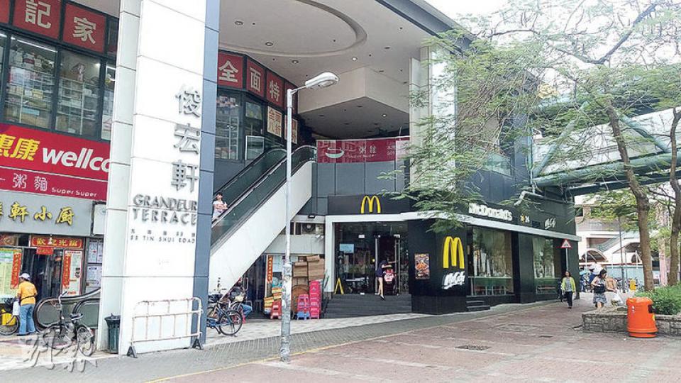 擅自離開大嶼山石壁宿舍後失蹤的10歲男童,前晚在天水圍俊宏軒的24小時營業快餐店被尋回,沒有受傷。(林智傑攝) 擅自離開大嶼山石壁宿舍後失蹤的10歲男童,前晚在天水圍俊宏軒的24小時營業快餐店被尋回,沒有受傷。(林智傑攝)