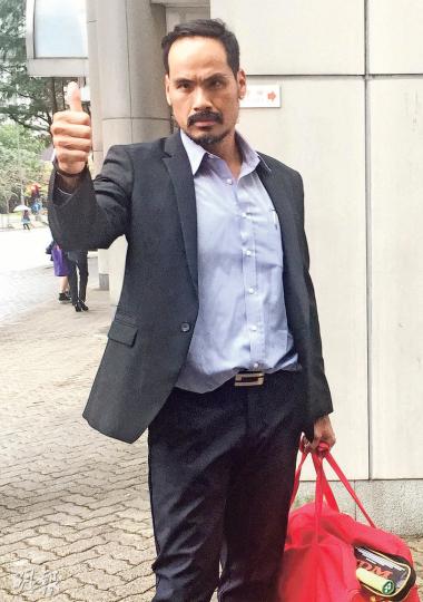被告方富邦(圖)於庭上不時大聲向證人和裁判官說話,裁判官多次制止他並提醒他要尊重法庭。被告離開法院時向傳媒豎起拇指,被問到他是否仍然任職海關督察,他稱因案件已進入司法程序,目前已被停職。(曾駿豪攝)事主黃穎賢(右)指控被告莫名其妙地掌摑他一巴,其同事鄭浩威(左)上前質問被告,被告以粗言穢語表示會再攻擊鄭。鄭表示感到生命受威脅遂報警,又指等候警方期間被告仍不時挑釁二人。(曾駿豪攝) 被告方富邦(圖)於庭上不時大聲向證人和裁判官說話,裁判官多次制止他並提醒他要尊重法庭。被告離開法院時向傳媒豎起拇指,被問到他是否仍然任職海關督察,他稱因案件已進入司法程序,目前已被停職。(曾駿豪攝)事主黃穎賢(右)指控被告莫名其妙地掌摑他一巴,其同事鄭浩威(左)上前質問被告,被告以粗言穢語表示會再攻擊鄭。鄭表示感到生命受威脅遂報警,又指等候警方期間被告仍不時挑釁二人。(曾駿豪攝)