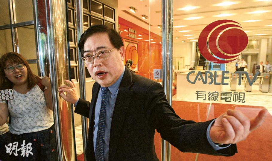 面對新世界主席鄭家純可能成為有線大股東,有線新聞執行董事趙應春昨日被問日後報道新世界的新聞會否受限時表示,以往即使報道會德豐及九倉新聞時亦不會顧忌,指財團應會明白「作為有公信力的傳媒,不可能為某個商業機構去服務」,應相信新聞部的專業判斷。(楊柏賢攝)永升(亞洲)主席邱達昌(中)昨在記者會上稱,相信電視業仍有發展空間,惟有線虧蝕7年,倘入主會開源節流,或裁員一成。(李紹昌攝) 面對新世界主席鄭家純可能成為有線大股東,有線新聞執行董事趙應春昨日被問日後報道新世界的新聞會否受限時表示,以往即使報道會德豐及九倉新聞時亦不會顧忌,指財團應會明白「作為有公信力的傳媒,不可能為某個商業機構去服務」,應相信新聞部的專業判斷。(楊柏賢攝)永升(亞洲)主席邱達昌(中)昨在記者會上稱,相信電視業仍有發展空間,惟有線虧蝕7年,倘入主會開源節流,或裁員一成。(李紹昌攝)
