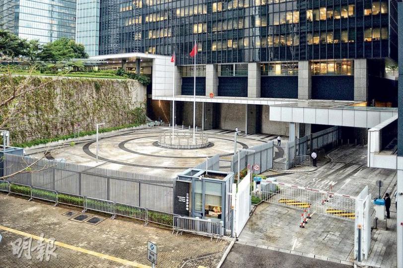 俗稱為「公民廣場」的政總東翼前地自2014年中圍封,行政署早前就預算案開支回應議員提問時,表示東翼前地的圍欄是加強保安的措施。(蘇智鑫攝) 俗稱為「公民廣場」的政總東翼前地自2014年中圍封,行政署早前就預算案開支回應議員提問時,表示東翼前地的圍欄是加強保安的措施。(蘇智鑫攝)