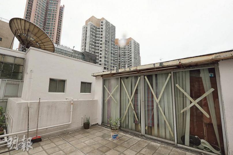 英皇道183號利都樓天台由「賭王」何鴻燊等4人共同持有,屋宇署已通知業主將代為清拆,惟未見有承建商開始動工。(李紹昌攝) 英皇道183號利都樓天台由「賭王」何鴻燊等4人共同持有,屋宇署已通知業主將代為清拆,惟未見有承建商開始動工。(李紹昌攝)
