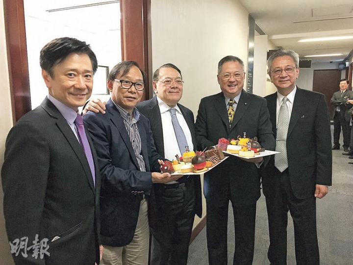 立法會財委會噚日審議向迪士尼注資54.5億元嘅撥款申請,自由黨張宇人(右二)特別去咗迪士尼新酒店嘅餅房,買40件迪士尼西餅請同事食,話係「慰勞大家」。(楊康琪攝)面對今次迪士尼注資財委會議,政府嚴陣以待,大批政務主任「狗仔隊」現身立法會,看着議員的相片資料,核對議員出入人數。(蘇智鑫攝) 立法會財委會噚日審議向迪士尼注資54.5億元嘅撥款申請,自由黨張宇人(右二)特別去咗迪士尼新酒店嘅餅房,買40件迪士尼西餅請同事食,話係「慰勞大家」。(楊康琪攝)面對今次迪士尼注資財委會議,政府嚴陣以待,大批政務主任「狗仔隊」現身立法會,看着議員的相片資料,核對議員出入人數。(蘇智鑫攝)