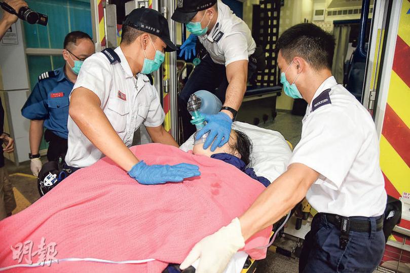 乘賭船回程途中跳海的女子，由水警救起時已告昏迷，送院不治。（蔡方山攝）