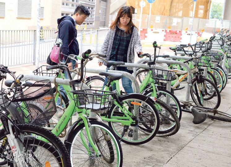 巿民李先生(左)昨與友人原欲試用租單車服務,下載GoBee.Bike的應用程式後,發現要先繳付399元按金才能租車,即時卻步,最終沒有租車。(劉焌陶攝) 巿民李先生(左)昨與友人原欲試用租單車服務,下載GoBee.Bike的應用程式後,發現要先繳付399元按金才能租車,即時卻步,最終沒有租車。(劉焌陶攝)