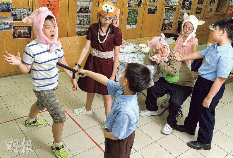 約30名基層小學生在今日會在西灣河文娛中心合演反映貧窮問題的話劇,當中約三成小演員均是SEN學童,包括扮演貓頭鷹太太的子慧(後左二)。(劉焌陶攝)11歲就讀小四的子慧(左)有讀寫障礙,不擅長寫字,但畫得一手好畫,填色也十分擅長。雖然性格害羞,但她也想分享及表達自己,一談及她最愛的卡通人物,即顯得興奮,透露玩捉迷藏時也要扮卡通人物捉精靈。(劉焌陶攝) 約30名基層小學生在今日會在西灣河文娛中心合演反映貧窮問題的話劇,當中約三成小演員均是SEN學童,包括扮演貓頭鷹太太的子慧(後左二)。(劉焌陶攝)11歲就讀小四的子慧(左)有讀寫障礙,不擅長寫字,但畫得一手好畫,填色也十分擅長。雖然性格害羞,但她也想分享及表達自己,一談及她最愛的卡通人物,即顯得興奮,透露玩捉迷藏時也要扮卡通人物捉精靈。(劉焌陶攝)