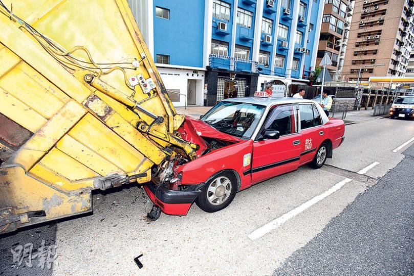 九龍城車禍中,肇事的士大半車頭「攝入」停泊路邊垃圾車尾嚴重損毁,司機及前座乘客重傷被困,分別傷勢危殆及嚴重。(蔡方山攝) 九龍城車禍中,肇事的士大半車頭「攝入」停泊路邊垃圾車尾嚴重損毁,司機及前座乘客重傷被困,分別傷勢危殆及嚴重。(蔡方山攝)