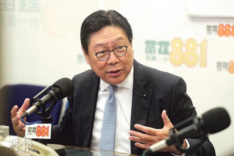 港鐵主席馬時亨早前獲委任為教育大學的校董會主席,任期周二(25日)生效,為期3年。馬時亨昨日出席商台節目時表示,期望可利用人脈為教大爭取捐款,教大目前在亞洲同類大學排名第二,在世界排名十三,希望教大學術地位未來可更上層樓,節目中馬時亨提及教師在社會的重要。他過去曾提及,教師是生命影響生命的工作,回想中學時他曾經是成績差的「街童」,成績多「擔梯(H)」,幸遇上一個很好的歷史科教師,以故事模式燃起他對學習興趣,加上母親忠告他不讀好書要做乞兒,終發憤考上港大。(李紹昌攝) 港鐵主席馬時亨早前獲委任為教育大學的校董會主席,任期周二(25日)生效,為期3年。馬時亨昨日出席商台節目時表示,期望可利用人脈為教大爭取捐款,教大目前在亞洲同類大學排名第二,在世界排名十三,希望教大學術地位未來可更上層樓,節目中馬時亨提及教師在社會的重要。他過去曾提及,教師是生命影響生命的工作,回想中學時他曾經是成績差的「街童」,成績多「擔梯(H)」,幸遇上一個很好的歷史科教師,以故事模式燃起他對學習興趣,加上母親忠告他不讀好書要做乞兒,終發憤考上港大。(李紹昌攝)