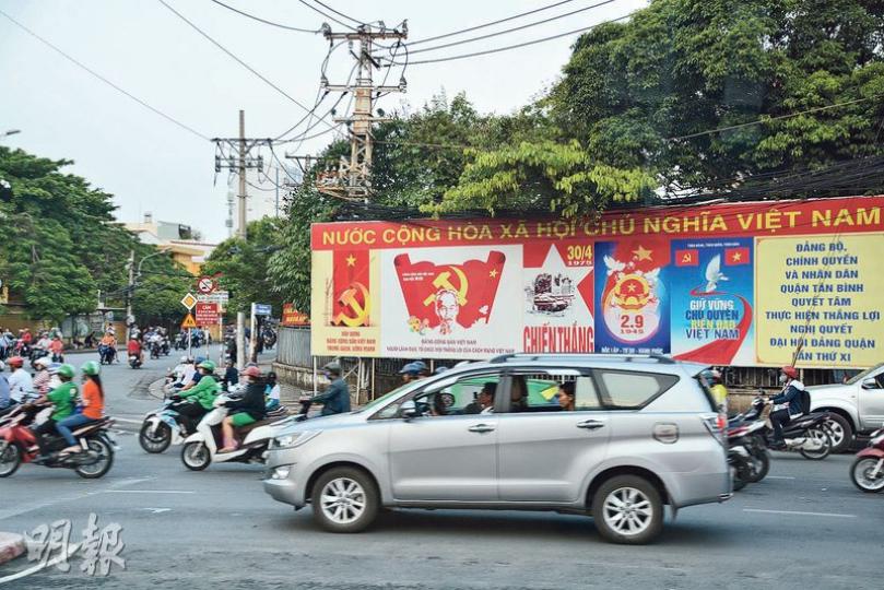 在胡志明市街頭,仍可見大量「社會主義」式的海報,與內地過去的宣傳畫十分相似。(林迎攝) 在胡志明市街頭,仍可見大量「社會主義」式的海報,與內地過去的宣傳畫十分相似。(林迎攝)
