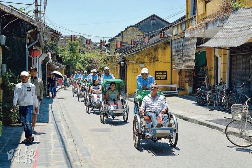 越南曾是法國殖民地,又充滿亞洲風情,是歐美遊客熱門度假勝地之一。圖為峴港市的會安古鎮。(林迎攝)越南勞工質素在東盟國家中相對較高,紡織、成衣是原本提供就業的重要行業。圖為當地傳統印染技藝。(林迎攝)近年來,越南亦試圖向高科技轉型,只需少數工人管理的大型車間開始出現。(林迎攝) 越南曾是法國殖民地,又充滿亞洲風情,是歐美遊客熱門度假勝地之一。圖為峴港市的會安古鎮。(林迎攝)越南勞工質素在東盟國家中相對較高,紡織、成衣是原本提供就業的重要行業。圖為當地傳統印染技藝。(林迎攝)近年來,越南亦試圖向高科技轉型,只需少數工人管理的大型車間開始出現。(林迎攝)