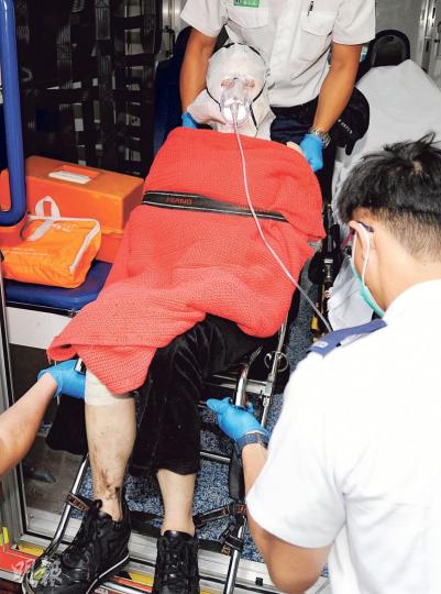 女疑犯頭及手部亦遭腐液濺中,輕微灼傷清醒送院,她因涉嫌傷人被捕扣查。(衛永康攝)疑犯昨帶同從五金店購入的一支500毫升通渠水及一把約10吋長生果刀上門犯案,圖為涉事通渠水樽。(衛永康攝)疑犯行兇時用的約10吋長生果刀。(衛永康攝)姓黃女事主約9個月前在深水埗南昌街開設足浴店,並聘請疑犯為員工,足浴店昨並無營業。(衛永康攝) 女疑犯頭及手部亦遭腐液濺中,輕微灼傷清醒送院,她因涉嫌傷人被捕扣查。(衛永康攝)疑犯昨帶同從五金店購入的一支500毫升通渠水及一把約10吋長生果刀上門犯案,圖為涉事通渠水樽。(衛永康攝)疑犯行兇時用的約10吋長生果刀。(衛永康攝)姓黃女事主約9個月前在深水埗南昌街開設足浴店,並聘請疑犯為員工,足浴店昨並無營業。(衛永康攝)