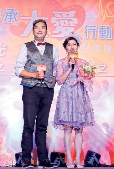 同病相憐的王志威(左)及伍嘉儀(右)曾患擴張型心肌病,幸得有心人捐出屍心續命。二人康復後積極參與義工活動,推廣器官捐贈,並且互生情愫,終在去年底共諧連理,愛情再次牽動彼此的心弦。(曾憲宗攝)遺體器官捐贈者家屬Betty(左)及女兒(右)出席活動時分享心路歷程,Betty指從未後悔為丈夫作出捐贈肝腎的決定,「與其(死後)都是一把火燒掉遺體,倒不如捐出去,救到人都是福氣」。(曾憲宗攝) 同病相憐的王志威(左)及伍嘉儀(右)曾患擴張型心肌病,幸得有心人捐出屍心續命。二人康復後積極參與義工活動,推廣器官捐贈,並且互生情愫,終在去年底共諧連理,愛情再次牽動彼此的心弦。(曾憲宗攝)遺體器官捐贈者家屬Betty(左)及女兒(右)出席活動時分享心路歷程,Betty指從未後悔為丈夫作出捐贈肝腎的決定,「與其(死後)都是一把火燒掉遺體,倒不如捐出去,救到人都是福氣」。(曾憲宗攝)