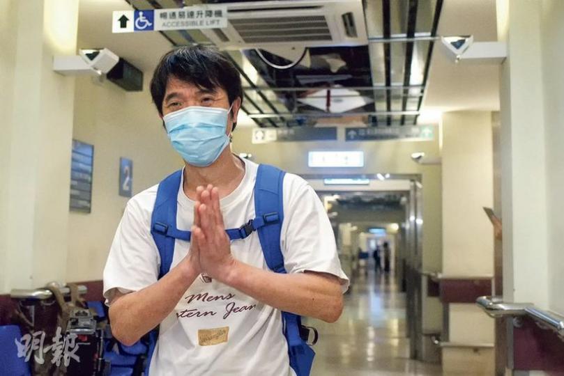 鄧桂思上周第二次換肝後仍留醫深切治療部,其丈夫胡先生(圖)昨往醫院探望。(賴俊傑攝) 鄧桂思上周第二次換肝後仍留醫深切治療部,其丈夫胡先生(圖)昨往醫院探望。(賴俊傑攝)