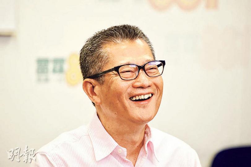 財政司長陳茂波昨日接受電台訪問時力銷大灣區發展,更稱若做好交通配套,肇慶不失為退休的選擇。他在節目後被記者問到會否考慮7月後若不擔任財政司長,便到肇慶退休,陳茂波回應稱只是剛巧舉了肇慶做例子,並非肇慶較大灣區其他9市有特別突出的地方。(曾憲宗攝) 財政司長陳茂波昨日接受電台訪問時力銷大灣區發展,更稱若做好交通配套,肇慶不失為退休的選擇。他在節目後被記者問到會否考慮7月後若不擔任財政司長,便到肇慶退休,陳茂波回應稱只是剛巧舉了肇慶做例子,並非肇慶較大灣區其他9市有特別突出的地方。(曾憲宗攝)