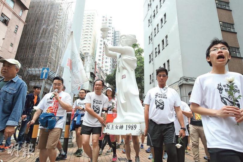 支聯會舉行紀念「六四」28周年長跑,約60個市民參加,參加者中途舉起「民主女神像」。(曾憲宗攝) 支聯會舉行紀念「六四」28周年長跑,約60個市民參加,參加者中途舉起「民主女神像」。(曾憲宗攝)