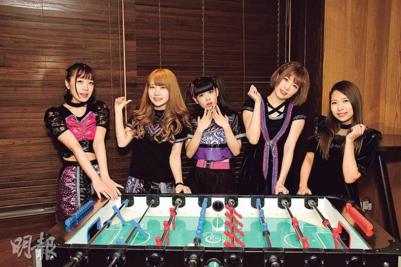 櫻野羽咲(左起)、雨宮伊織、星野里亞、胡桃澤瑪希露、水城夢子組成女團妄想Calibration早前來港表演。(攝影﹕梁迺楠) 櫻野羽咲(左起)、雨宮伊織、星野里亞、胡桃澤瑪希露、水城夢子組成女團妄想Calibration早前來港表演。(攝影﹕梁迺楠)