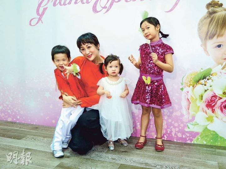 陳浩民太太蔣麗莎昨日偕3名子女出席舞蹈學院開幕禮。(攝影/記者:林蘊兒) 陳浩民太太蔣麗莎昨日偕3名子女出席舞蹈學院開幕禮。(攝影/記者:林蘊兒)