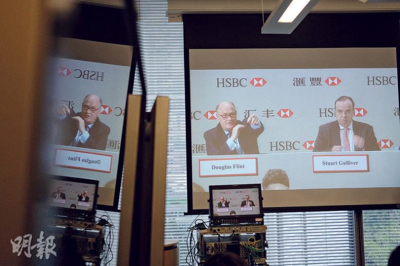 匯控昨日在港舉行非正式股東會,主席范智廉(熒幕左)及行政總裁歐智華(熒幕右)均有出席。小股東關注股價低迷及集團盈利能力欠佳,歐智華認為部分原因是環球利率低企所致,強調若美元、港元及英鎊短息回升到3厘至4厘水平,集團每年有額外50億美元收入。(蘇智鑫攝) 匯控昨日在港舉行非正式股東會,主席范智廉(熒幕左)及行政總裁歐智華(熒幕右)均有出席。小股東關注股價低迷及集團盈利能力欠佳,歐智華認為部分原因是環球利率低企所致,強調若美元、港元及英鎊短息回升到3厘至4厘水平,集團每年有額外50億美元收入。(蘇智鑫攝)