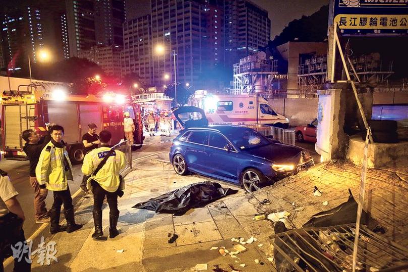 一死兩傷車禍中,肇事私家車失控掃毁路牌及鐵欄剷上行人路連撞兩女子,其中一人被捲入車底重傷被困,由消防員救出證實死亡,遺體由黑布遮蓋;警方通宵封鎖現場調查意外原因。(伍浦鋒攝)肇事男司機頭部受傷清醒,由救護車送院治理。(伍浦鋒攝) 一死兩傷車禍中,肇事私家車失控掃毁路牌及鐵欄剷上行人路連撞兩女子,其中一人被捲入車底重傷被困,由消防員救出證實死亡,遺體由黑布遮蓋;警方通宵封鎖現場調查意外原因。(伍浦鋒攝)肇事男司機頭部受傷清醒,由救護車送院治理。(伍浦鋒攝)