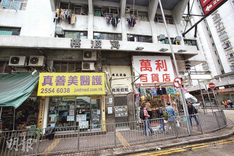 香港仔海波大樓昨晨揭發虐兒案,一對年僅20個月大及8個月大幼童被爭吵父母獨留在家,由祖母發現報案,警員將兩童送院及拘捕涉案夫婦帶署。(伍浦鋒攝) 香港仔海波大樓昨晨揭發虐兒案,一對年僅20個月大及8個月大幼童被爭吵父母獨留在家,由祖母發現報案,警員將兩童送院及拘捕涉案夫婦帶署。(伍浦鋒攝)