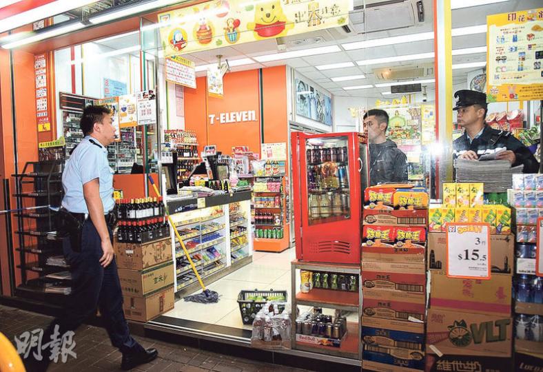 警員到遭斧頭賊打劫的便利店調查。(蔡方山攝)警方事後在後巷一架木頭車上發現一個口罩,疑匪徒逃走時遺下,已將之檢走化驗。(蔡方山攝) 警員到遭斧頭賊打劫的便利店調查。(蔡方山攝)警方事後在後巷一架木頭車上發現一個口罩,疑匪徒逃走時遺下,已將之檢走化驗。(蔡方山攝)