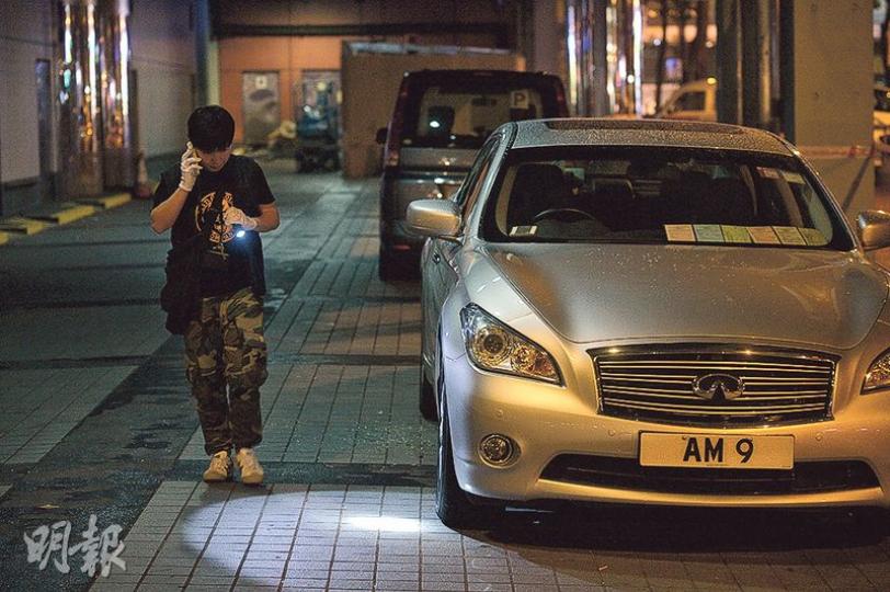 發展局長馬紹祥的「AM9」座駕昨晚停泊香港科學館時遭人破窗偷走公事包,探員事後在場蒐證。(鍾林枝攝) 發展局長馬紹祥的「AM9」座駕昨晚停泊香港科學館時遭人破窗偷走公事包,探員事後在場蒐證。(鍾林枝攝)