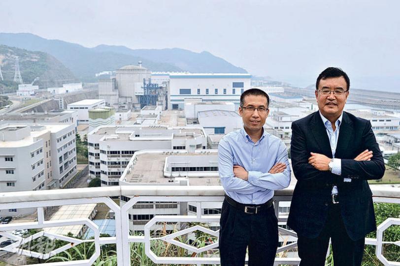 中廣核集團有限公司新聞發言人黃曉飛(左)透露,台山核電廠第1號機組預計將於今年底投入生產。右為中廣核電力股份有限公司董事會秘書魏其岩,兩人後方為嶺澳核電廠。(馮凱鍵攝) 中廣核集團有限公司新聞發言人黃曉飛(左)透露,台山核電廠第1號機組預計將於今年底投入生產。右為中廣核電力股份有限公司董事會秘書魏其岩,兩人後方為嶺澳核電廠。(馮凱鍵攝)