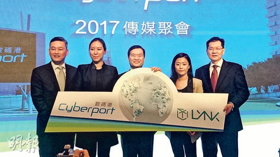 80後香港女生蔡碧琪(右二)創辦的初創企業Lynk成為首間獲「數碼港投資創業基金」注資的公司,新投資將用作增設辦事處及團隊人手。另外,數碼港主席林家禮(中)公布數碼港的3年策略計劃,包括目標增加園區成員數目至1200間公司;數碼港行政總裁林向陽(左一)表示會透過加強Smart-Space及培育計劃,以增加園區成員數目。(岑詠欣攝) 80後香港女生蔡碧琪(右二)創辦的初創企業Lynk成為首間獲「數碼港投資創業基金」注資的公司,新投資將用作增設辦事處及團隊人手。另外,數碼港主席林家禮(中)公布數碼港的3年策略計劃,包括目標增加園區成員數目至1200間公司;數碼港行政總裁林向陽(左一)表示會透過加強Smart-Space及培育計劃,以增加園區成員數目。(岑詠欣攝)