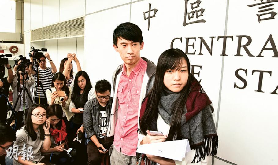 青年新政梁頌恆(左)和游蕙禎(右)因去年11月2日嘗試衝入立法會會議室,昨早被警方上門拘捕,被控「非法集結」和「強行進入」的交替控罪。二人在中區警署保釋後會見記者交代詳情,梁表明現階段認罪機會低,游斥責是政權打壓民意。二人明日於東區裁判法院提堂。(鍾炳然攝) 青年新政梁頌恆(左)和游蕙禎(右)因去年11月2日嘗試衝入立法會會議室,昨早被警方上門拘捕,被控「非法集結」和「強行進入」的交替控罪。二人在中區警署保釋後會見記者交代詳情,梁表明現階段認罪機會低,游斥責是政權打壓民意。二人明日於東區裁判法院提堂。(鍾炳然攝)