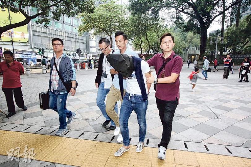 警方昨午先後在尖沙嘴彌敦道拘捕涉案兩名持雙程證來港犯案的江西男子,並將其中一人押到尖沙嘴百周年紀念公園搜尋證物。(伍浦鋒攝)警方昨日在離現場百多米外的百周年紀念公園草叢內,尋回發展局長馬紹祥被盜的啡色公事包,據知公事包為局長女兒所贈送。(伍浦鋒攝) 警方昨午先後在尖沙嘴彌敦道拘捕涉案兩名持雙程證來港犯案的江西男子,並將其中一人押到尖沙嘴百周年紀念公園搜尋證物。(伍浦鋒攝)警方昨日在離現場百多米外的百周年紀念公園草叢內,尋回發展局長馬紹祥被盜的啡色公事包,據知公事包為局長女兒所贈送。(伍浦鋒攝)