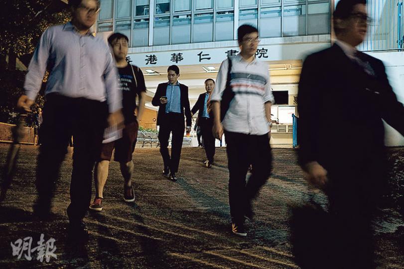 香港華仁書院昨晚7時30分舉行轉直資諮詢會,逾百名校友到場,因發言者眾,諮詢會逾時1小時、至晚上10時才完結,有發言者擔心該校轉直資後會否變成「貴族學校」。(蘇智鑫攝) 香港華仁書院昨晚7時30分舉行轉直資諮詢會,逾百名校友到場,因發言者眾,諮詢會逾時1小時、至晚上10時才完結,有發言者擔心該校轉直資後會否變成「貴族學校」。(蘇智鑫攝)