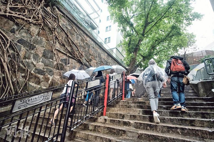 「活現香港」企業發展及策略總監鄧彥心特別推介由荷李活道至必列者士街一段嘅城皇街。佢話城皇街喺PMQ元創方隔籬、即係中央書院舊址,相信國父孫中山應喺呢一段路「留下唔少腳毛」。(蘇智鑫攝)Select 18古董店嘅店主Mido係印度裔港人,鍾愛蒐集殖民地時期嘅物品,佢話英女王張相係鎮店之寶之一,以往喺官立學校、政府部門可以搵到,但已買少見少,唔會出售。(蘇智鑫攝) 「活現香港」企業發展及策略總監鄧彥心特別推介由荷李活道至必列者士街一段嘅城皇街。佢話城皇街喺PMQ元創方隔籬、即係中央書院舊址,相信國父孫中山應喺呢一段路「留下唔少腳毛」。(蘇智鑫攝)Select 18古董店嘅店主Mido係印度裔港人,鍾愛蒐集殖民地時期嘅物品,佢話英女王張相係鎮店之寶之一,以往喺官立學校、政府部門可以搵到,但已買少見少,唔會出售。(蘇智鑫攝)