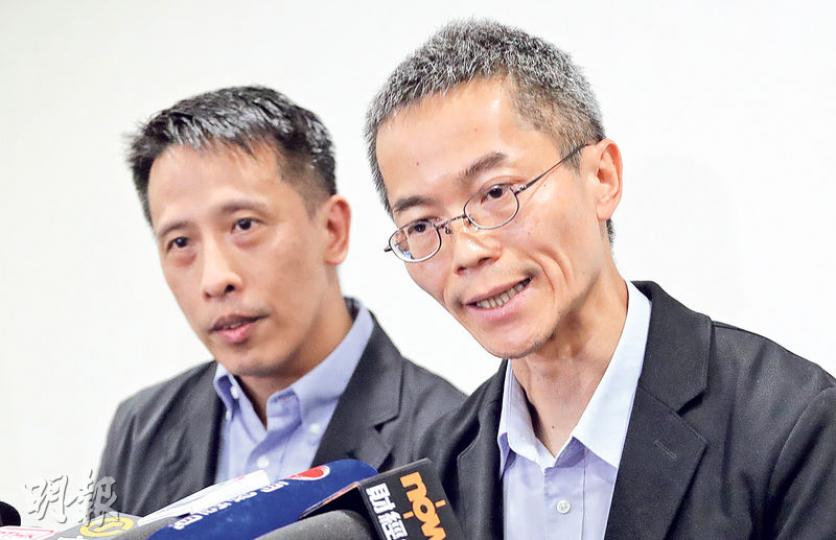衛生防護中心總監黃加慶(右)及食環署防治蟲鼠主任主管李明偉(左)昨晚簡報一宗外地傳入的寨卡病毒感染個案。(郭慶輝攝) 衛生防護中心總監黃加慶(右)及食環署防治蟲鼠主任主管李明偉(左)昨晚簡報一宗外地傳入的寨卡病毒感染個案。(郭慶輝攝)