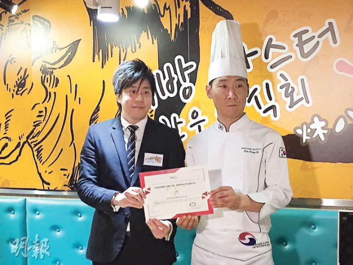 富臨集團太子爺楊浩宏(圖左)今年28歲,已經管理逾20間概念線品牌門店,其中包括16間「炑八韓烤」門店。(溫婉婷攝) 富臨集團太子爺楊浩宏(圖左)今年28歲,已經管理逾20間概念線品牌門店,其中包括16間「炑八韓烤」門店。(溫婉婷攝)
