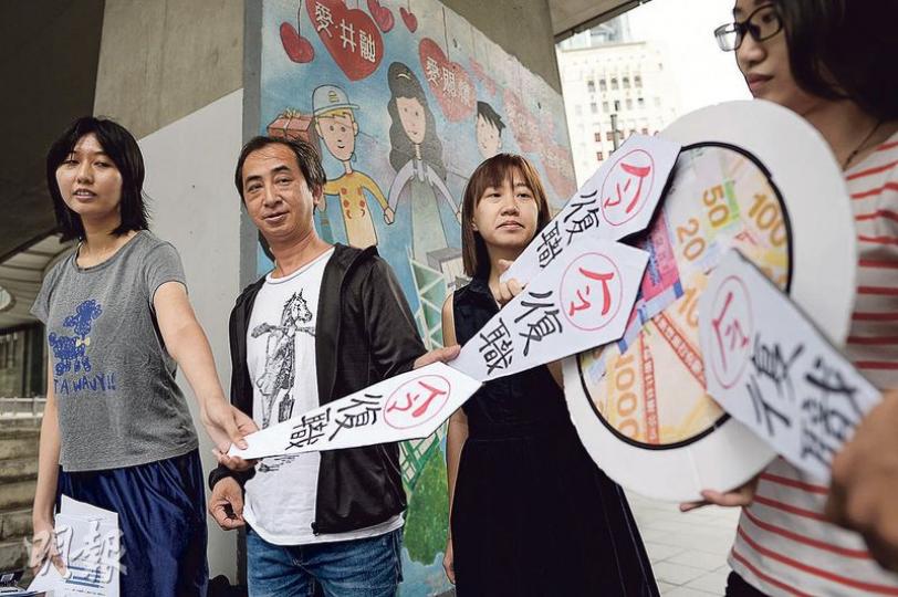 街工調查發現逾半受訪者稱曾經歷或目睹同事被不公平解僱。香港廚師聯盟主席吳志輝(左二)稱去年被僱主解僱,懷疑與他參與政治運動有關,期望政府可加強保障僱員權益。(鍾林枝攝) 街工調查發現逾半受訪者稱曾經歷或目睹同事被不公平解僱。香港廚師聯盟主席吳志輝(左二)稱去年被僱主解僱,懷疑與他參與政治運動有關,期望政府可加強保障僱員權益。(鍾林枝攝)